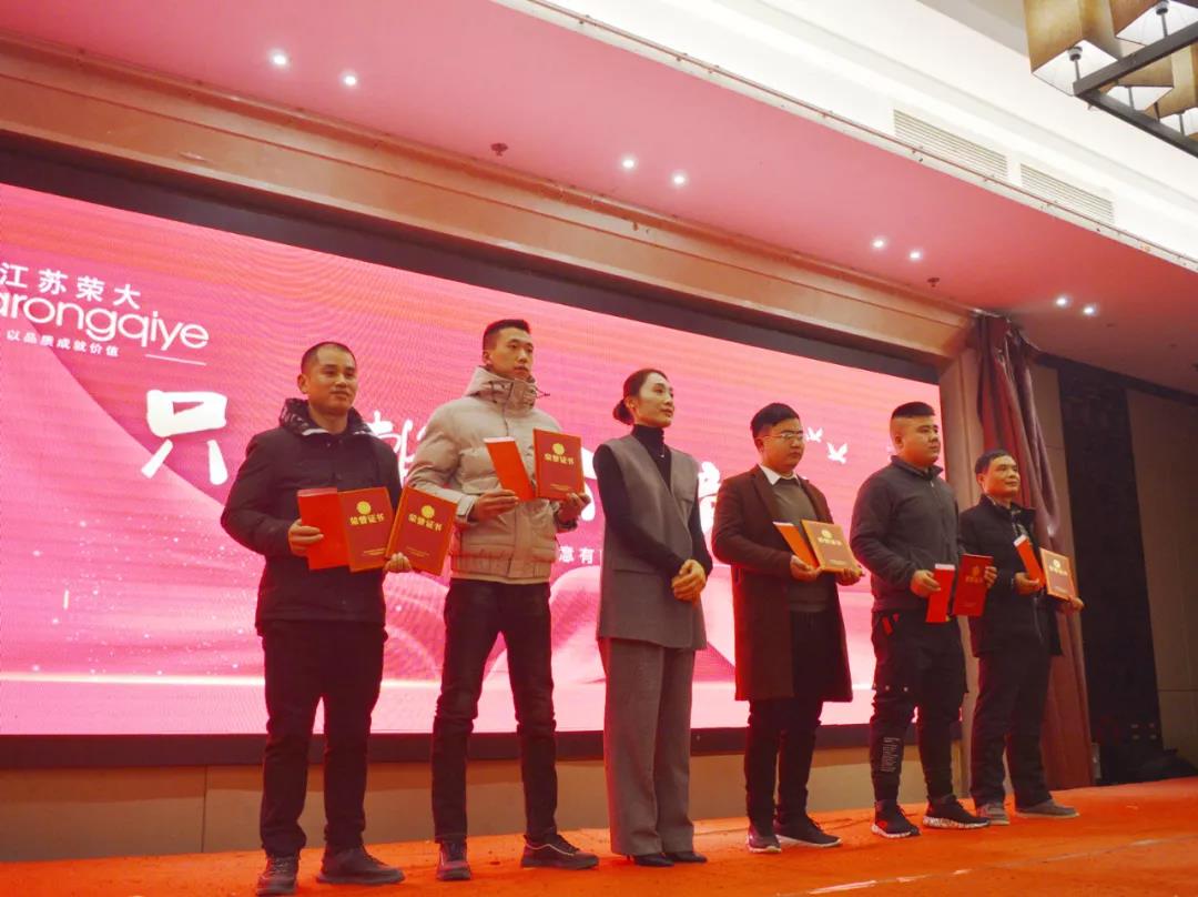 丁總與優(yōu)秀班組團體合影